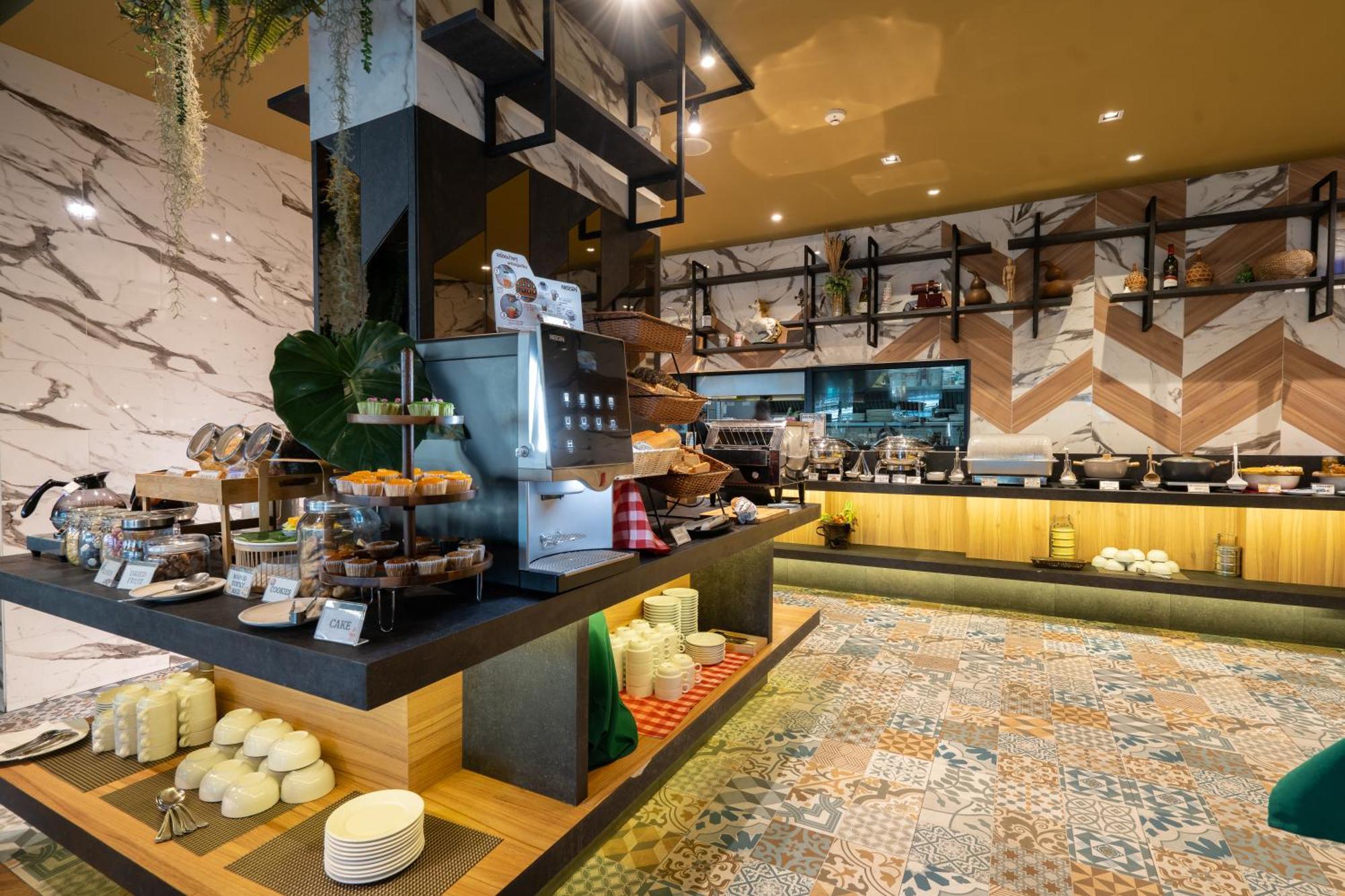 Rak Elegant Hotel Patong Kültér fotó